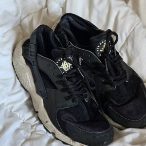 Nike Men's Black and Cream Huarache Style Sneakers